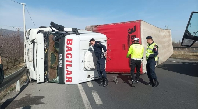 Sultandağı’nda TIR Devrildi: Akşehir Yolu Trafiğe Kapandı