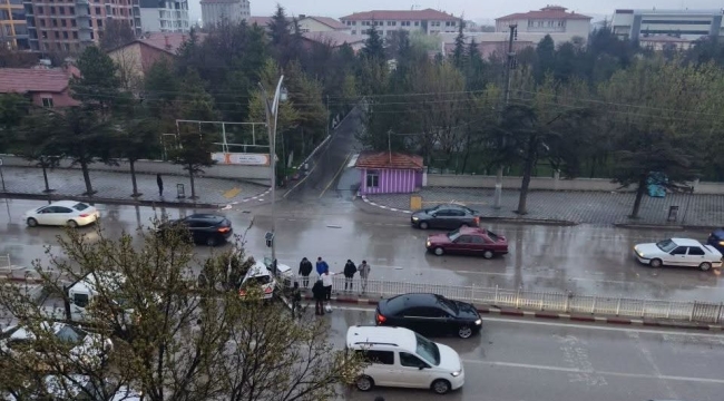 Afyonkarahisar’da Direğe Çarpan Araç Kazası Ucuz Atlatıldı