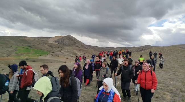 Çay'da Doğaseverler Güvercinli Mağarası ve İndokya Peri Bacaları'nda Buluştu