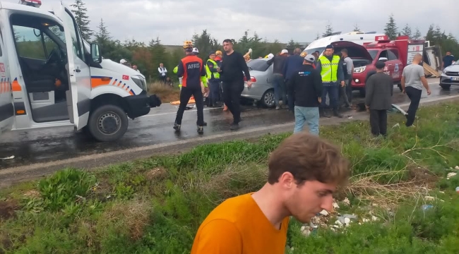 Çobanlar'da TIR ile Otomobil Çarpıştı, Yaralılar Var
