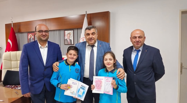 İkiz Kardeşlerden İl Müdürüne Anlamlı Ziyaret: Yazarlığa İlk Adımı Attılar