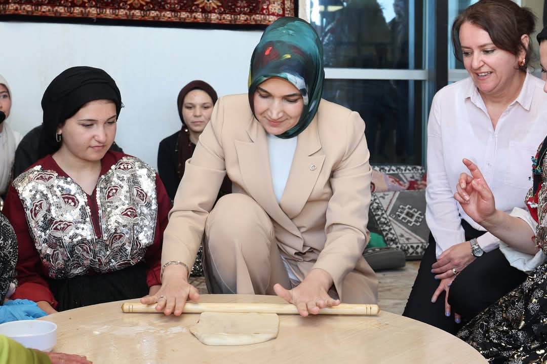Vali Yiğitbaşı Vatandaşla Hamur Açıp Bükme Yaptı