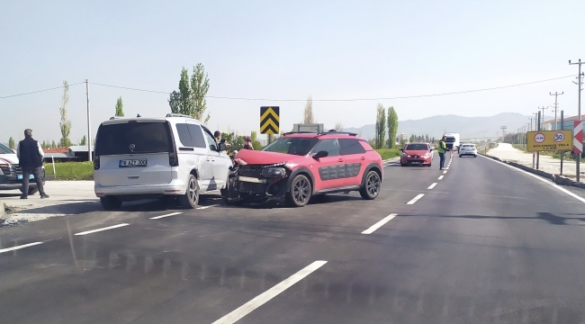 Afyonkarahisar Bolvadin’de Kavşakta Trafik Kazası: 2 Araç Çarpıştı