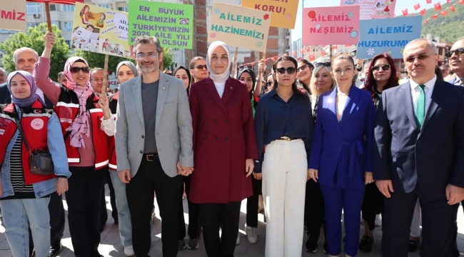 Afyonkarahisar’da Aile Yılı Yürüyüşüne Yoğun Katılım