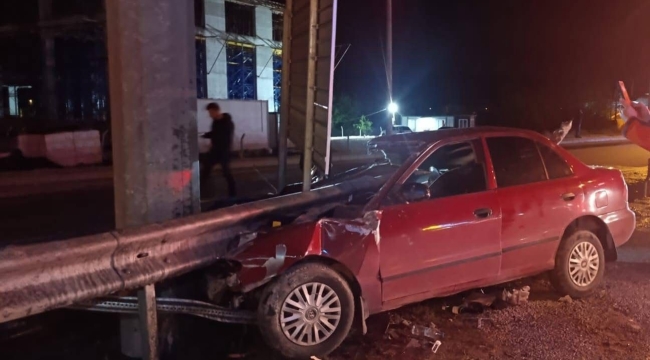 Afyonkarahisar’da Feci Kaza: Otomobil Bariyerlere Ok Gibi Saplandı