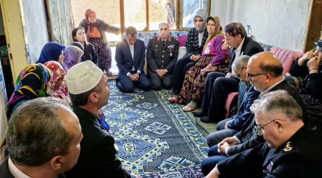 Afyonkarahisar Valisi Şehit Ailesine Taziye Ziyaretinde Bulundu