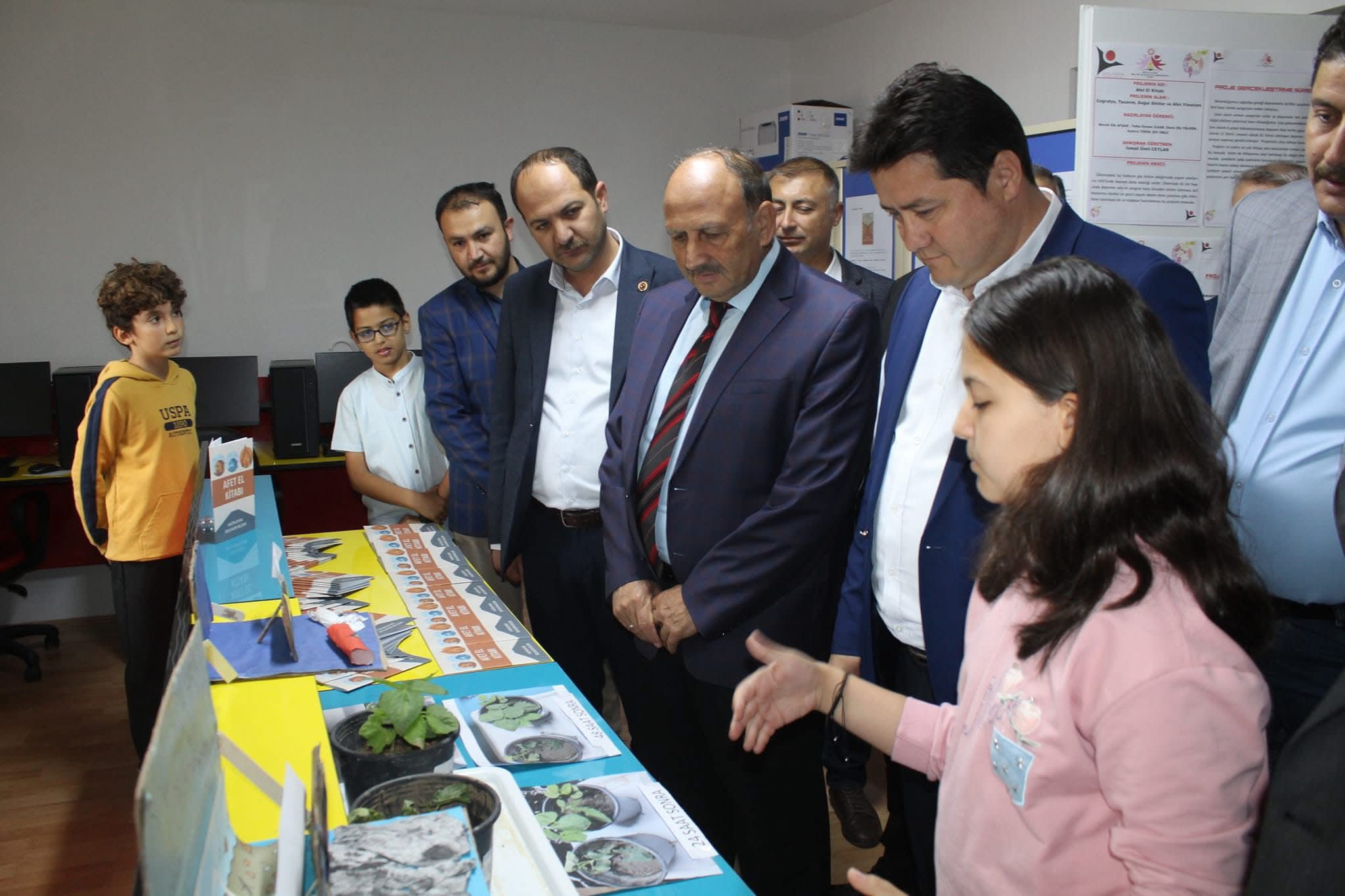 Bolvadin’de Bilimin Kalbi Atıyor: 34 Projeyle TÜBİTAK 4006 Bilim Fuarı Açıldı!