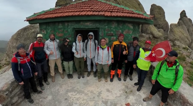 Bolvadin'de Dağcılar Bir Günde İki Zirveye Tırmandı