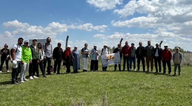 Bolvadin’de Dağlara Saygı Yürüyüşü: Emekli Öğretmen Sevim Kardaş Gençlere Taş Çıkarttı!