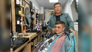 Bolvadin'de Kuaför Adem Güçlü, İşçileri Ücretsiz Tıraş Etti