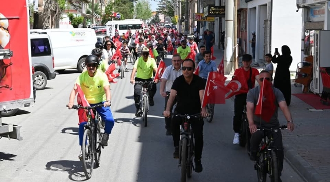 Çay İlçesinde Pedal Çevirdiler! Halkla Bütünleştiler