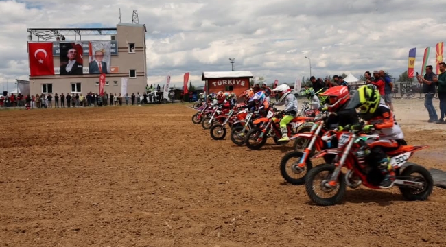 Motokros Rüzgârı! Genç Sporcular Avrupa ve Balkan’da Kupa Yağdırdı
