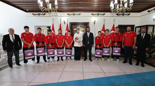 Afyonkarahisar'da Güreş Ödülleri Sahiplerini Buldu