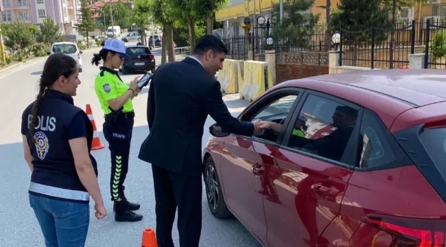 Bayat İlçesinde Kaymakam Vatandaşları Durdurarak Bayram Kutladı