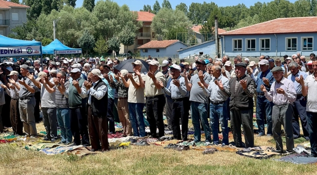 Sinanpaşa Düzağaç’ta Yağmur Duası: Kaymakam Emrah Aslan ve Müftü Kahyaoğlu Vatandaşlarla Birlikte Semaya El Açtı