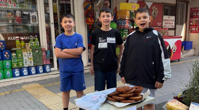 Afyonkarahisar&#039;da Simit Satarak Destek Oluyorlar