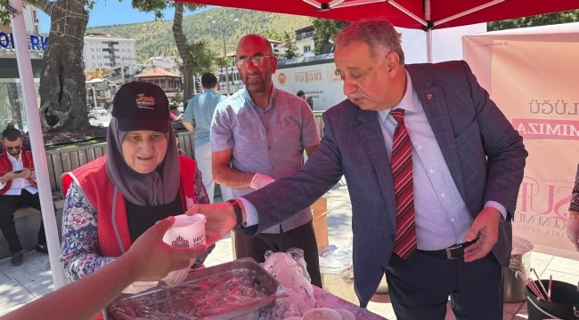 Afyonkarahisar Valiliği’nden Zafer Meydanı’nda Anlamlı Aşure İkramı