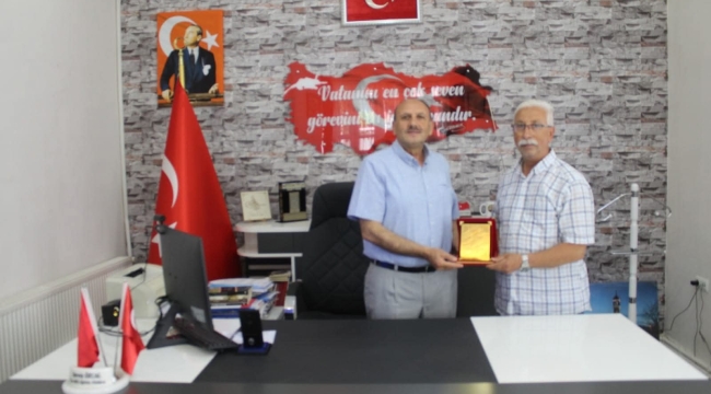 Bolvadin&#039;de O İsim Emekli Oldu! Özçal Plaketi Bizzat Verdi