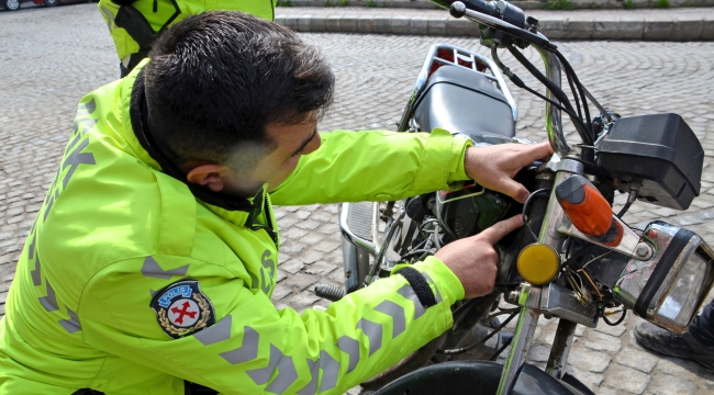 Bolvadin’de Plakasız Motorsikletler Trafikten Men Edildi