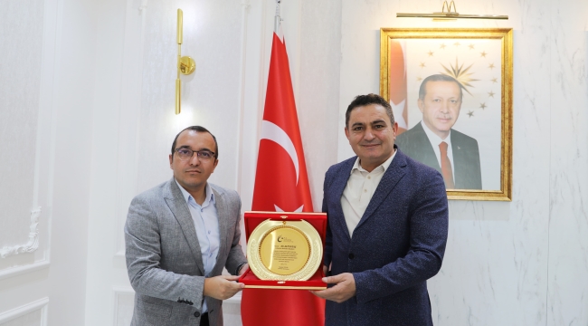 Çobanlar Kaymakamı Yücel’den Başkan Altuntaş’a Anlamlı Plaket