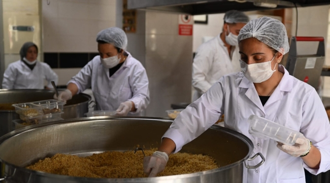 Emirdağ'da 502 Kişiye Günlük Aşevi'nden Yemek Veriliyor