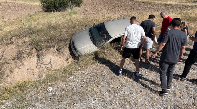 Kemerkaya’da Virajı Alamadı! Tarlaya Uçtu