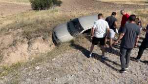 Kemerkaya'da Virajı Alamadı! Tarlaya Uçtu