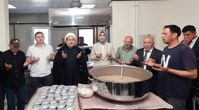 Vali Yiğitbaşı O Dernek'te Aşure Dağıtıp Açıklama Yaptı