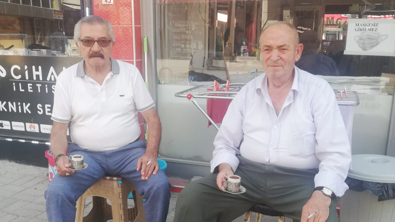 Bolvadin’in Berberi Ali Tekdemir, Makasıyla 45 Yılı Aşkın Tarih Yazdı