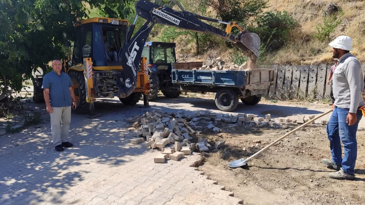 Çay'da Bozuk Yollar Tamir Ediliyor
