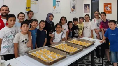 Bolvadin'de Dilek Ablaları Pasta Yaptı Minikler Çarşıda Dağıttı