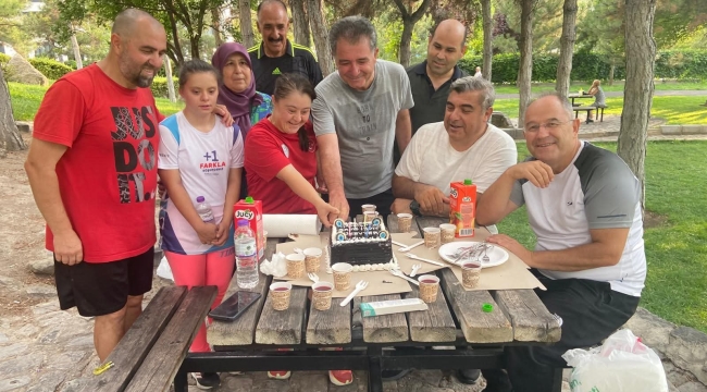 Afyonkarahisar'da Avrupa Şampiyonuna Pastalı Börekli Kutlama