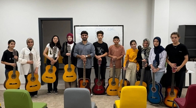 Bolvadin’de Gençlere Ücretsiz Gitar Eğitimi