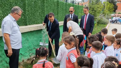 Bolvadin'de Öğrenciler 200'e Yakın Fidan Dikti