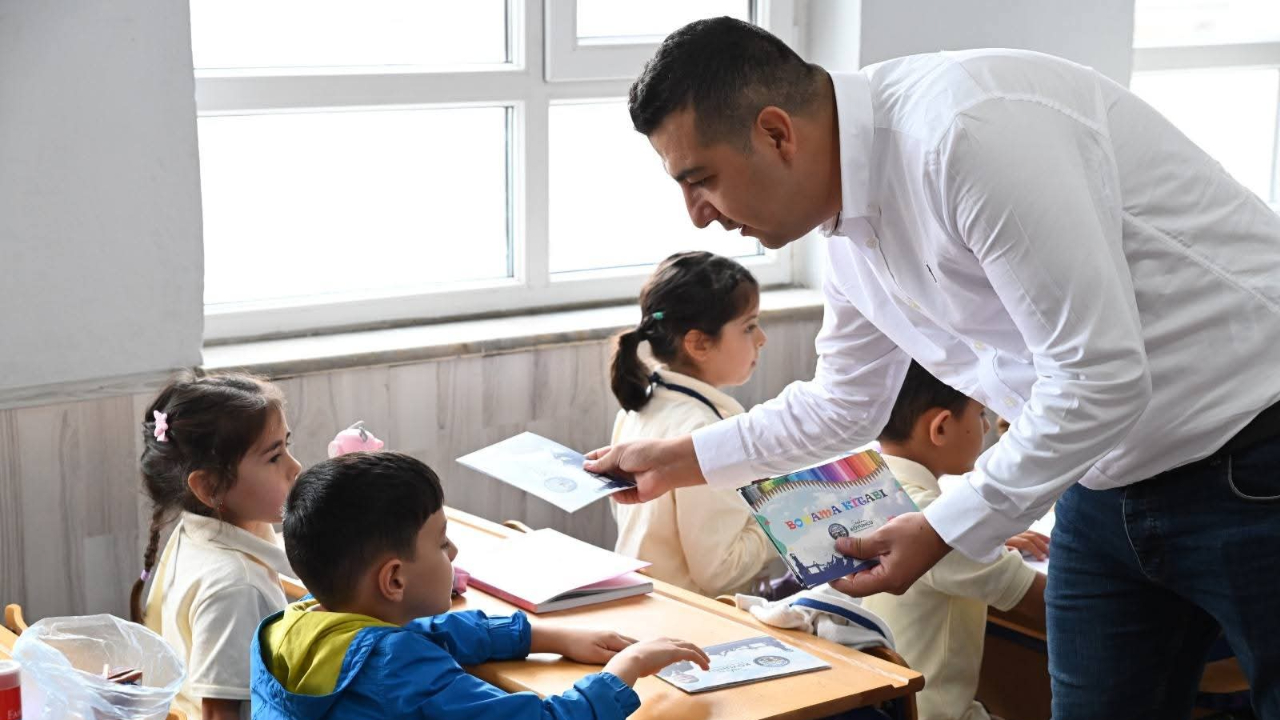 Emirdağ'da Öğrencilere Hediyeler Verdiler