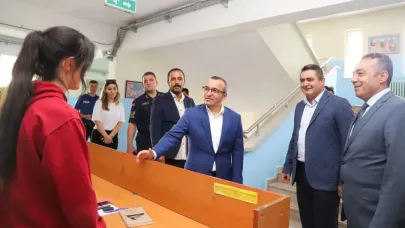 Çobanlar'da Kaymakam Nazmi Yücel Okullarda Öğrencilerle Buluştu