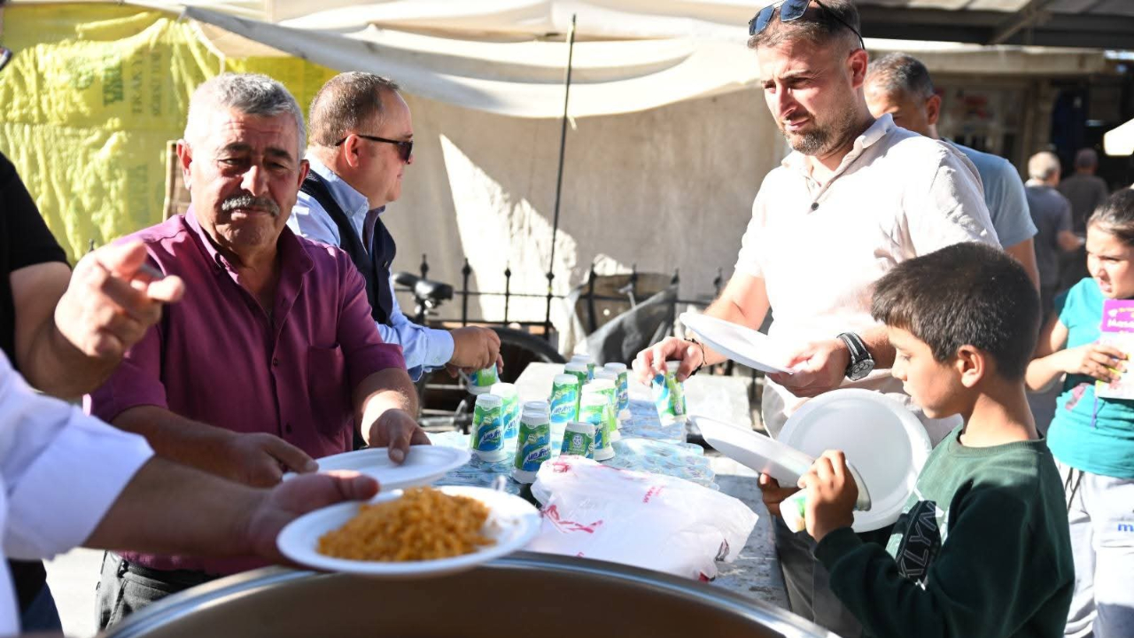 Emirdağ&#039;da Aş Dağıtıp Kortej Yürüyüşü Yaptılar