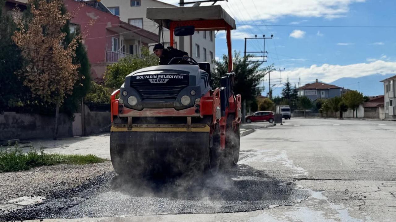 Bolvadin İlçesinde Asfaltlama Çalışmaları Sürüyor