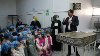 Bolvadin'de Minik Öğrencilere Halk Ekmek Fabrikasını Gezdirdiler