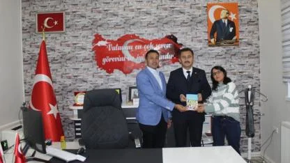 Bolvadin’de Öğretmenler Kitap Yazdı! İlk Kitabı Müdür Keleş'e Verdiler