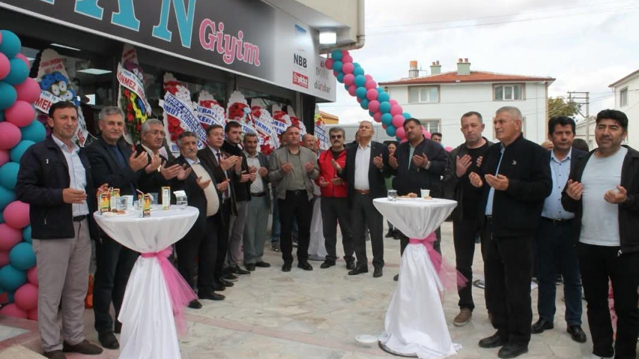 Çay İlçesinde Birduman Giyim Mağazası Coşkuyla Açıldı