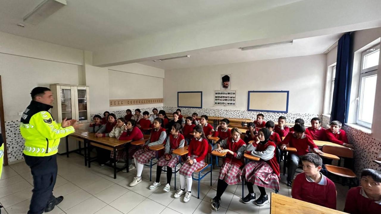 Çay’da Öğrencilere Trafik Bilinci Eğitimi Verildi
