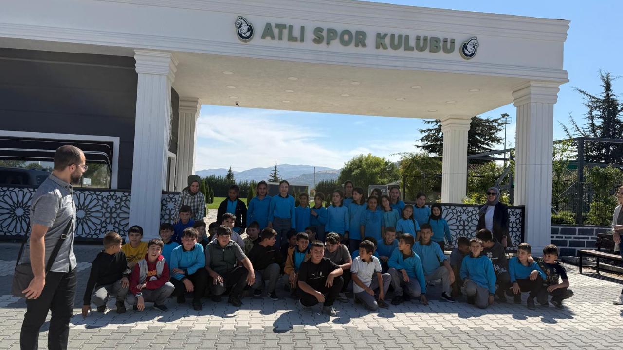 Çobanlar’da Öğrencilere Eğitim ve At Binme Gezisi