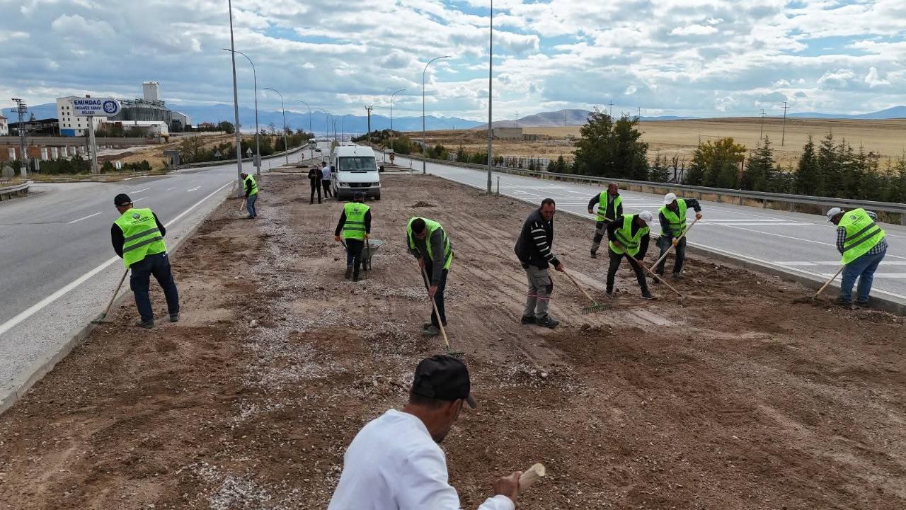 Emirdağ OSB Kavşağında Peyzaj Çalışmaları Devam Ediyor