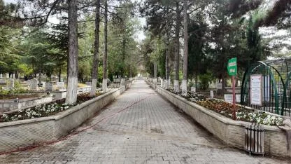 Sandıklı Belediyesi Mezarlıkları Kışa Hazırlıyor