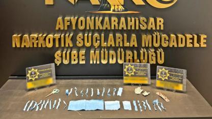 Afyonkarahisar’da Uyuşturucu Satışı Böyle Yakalandı! Peçeteye Sarmışlar