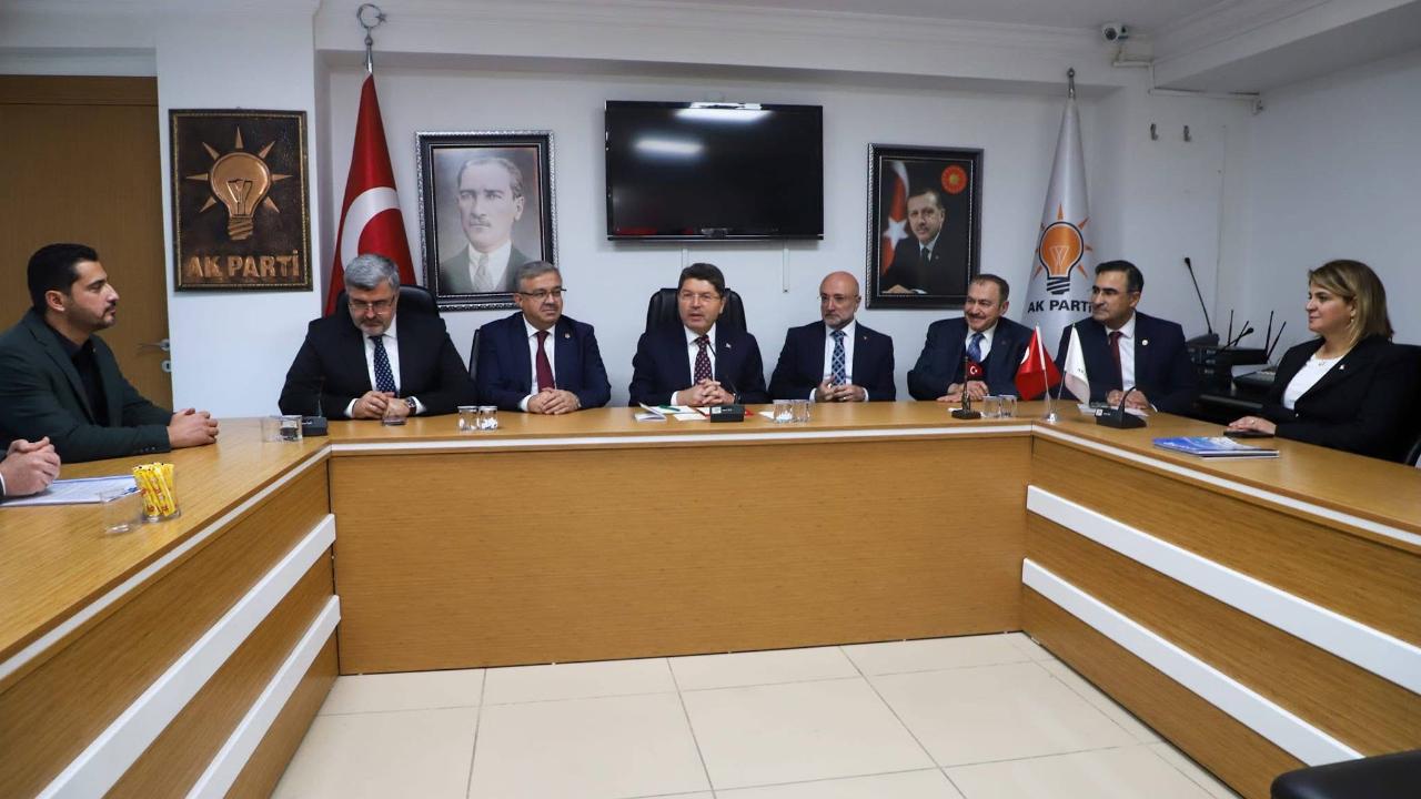 AK Parti Afyonkarahisar Teşkilatından Geniş Katılımlı İstişare Toplantısı: Adalet Bakanı İlçe Taleplerini Dinledi, Çözüm İçin Notlar Aldı