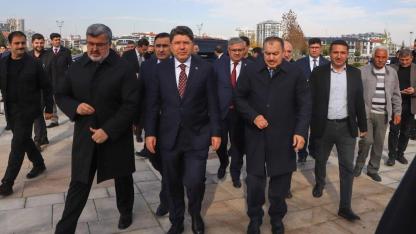 Bakan Tunç Paşa Camii’nde Cuma Namazını Kıldı, Cenazelere Katıldı
