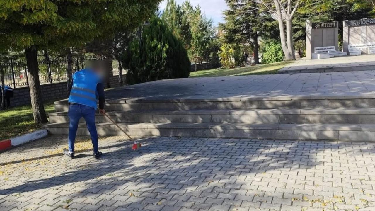 Bolvadin Denetimli Serbestlikten Şehitlik Temizliği Yapıldı