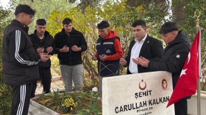 Bolvadin’de Anahtar Partili Gençler Şehitlik Temizledi Dualar Etti